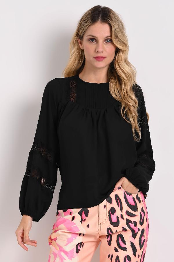 BLUSA COM DETALHES EM RENDA