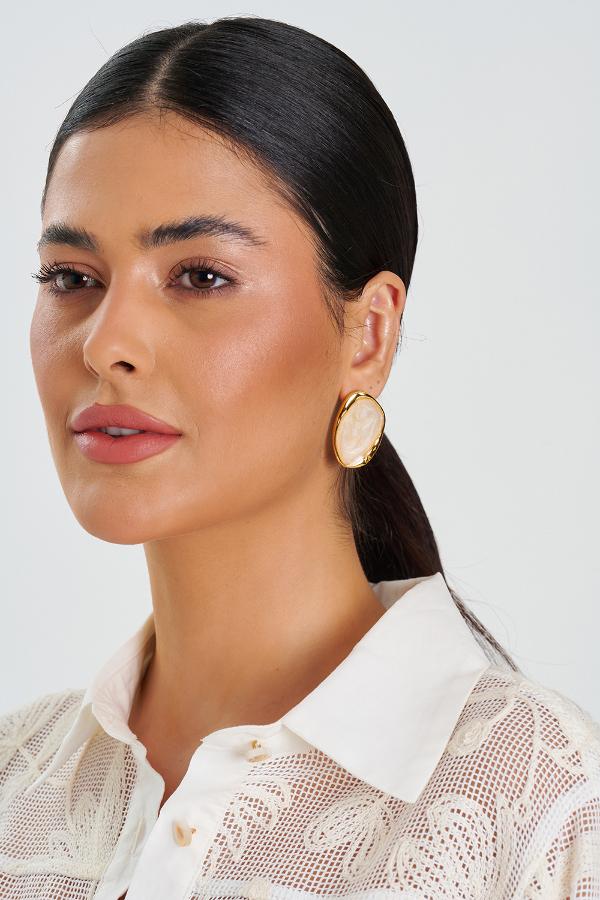 BRINCO DOURADO OVAL COM RESINA