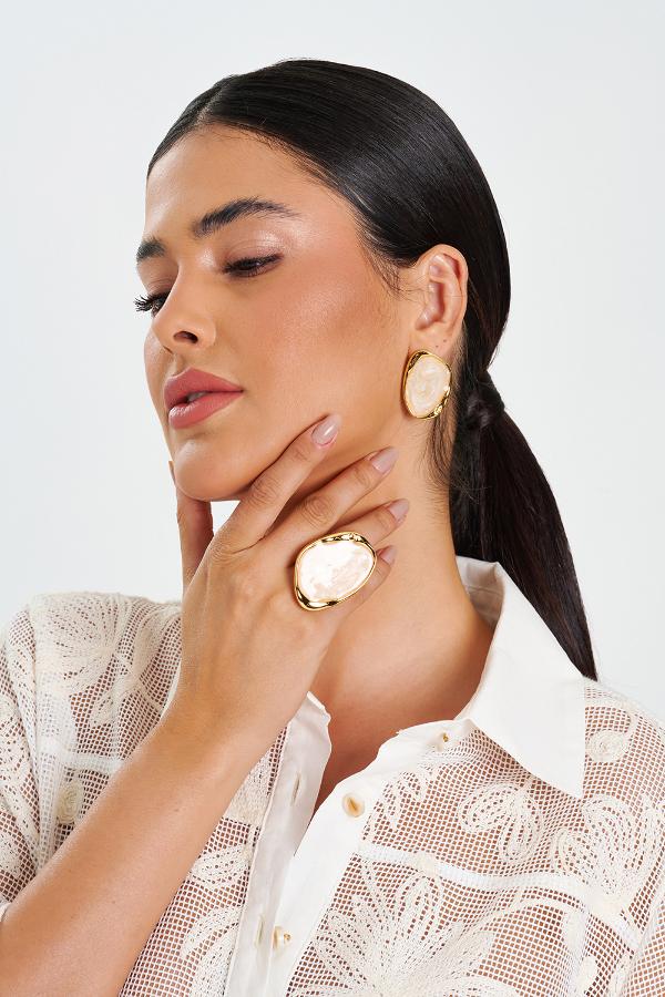 ANEL DOURADO OVAL COM RESINA PEROLADA