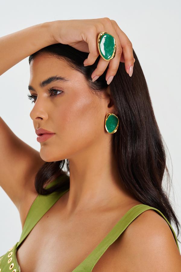 BRINCO DOURADO OVAL COM RESINA