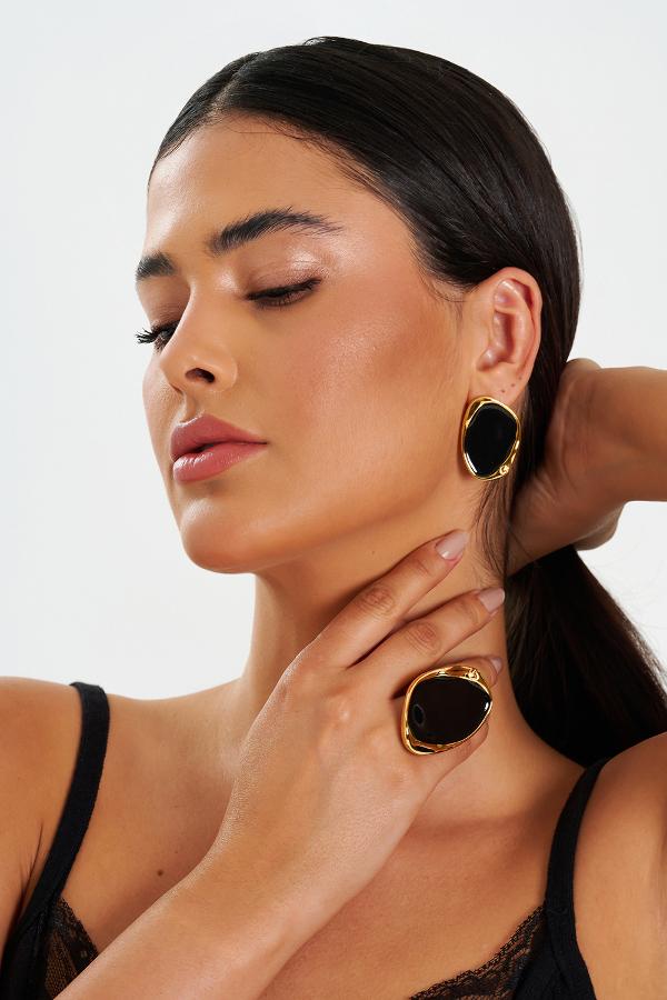 ANEL DOURADO OVAL ASSIMETRICO COM RESINA PEROLADA
