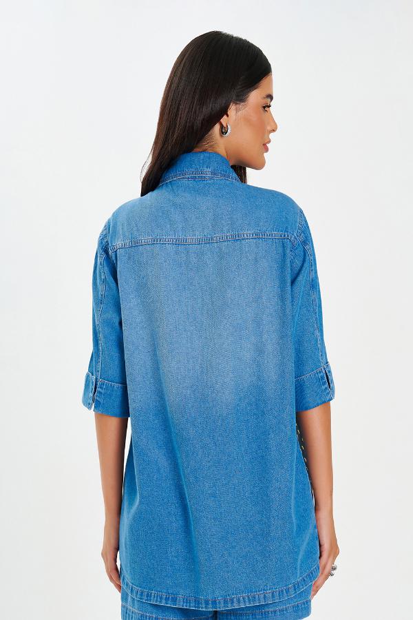 MAXI CAMISA JEANS COM APLICACÕES