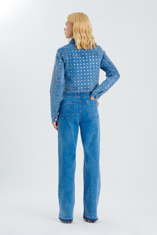CALÇA JEANS WIDE SLIM COM TACHAS